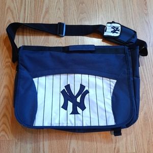 MLB NY Yankees Padded Multi Pocket Laptop Carry All Flap Bag